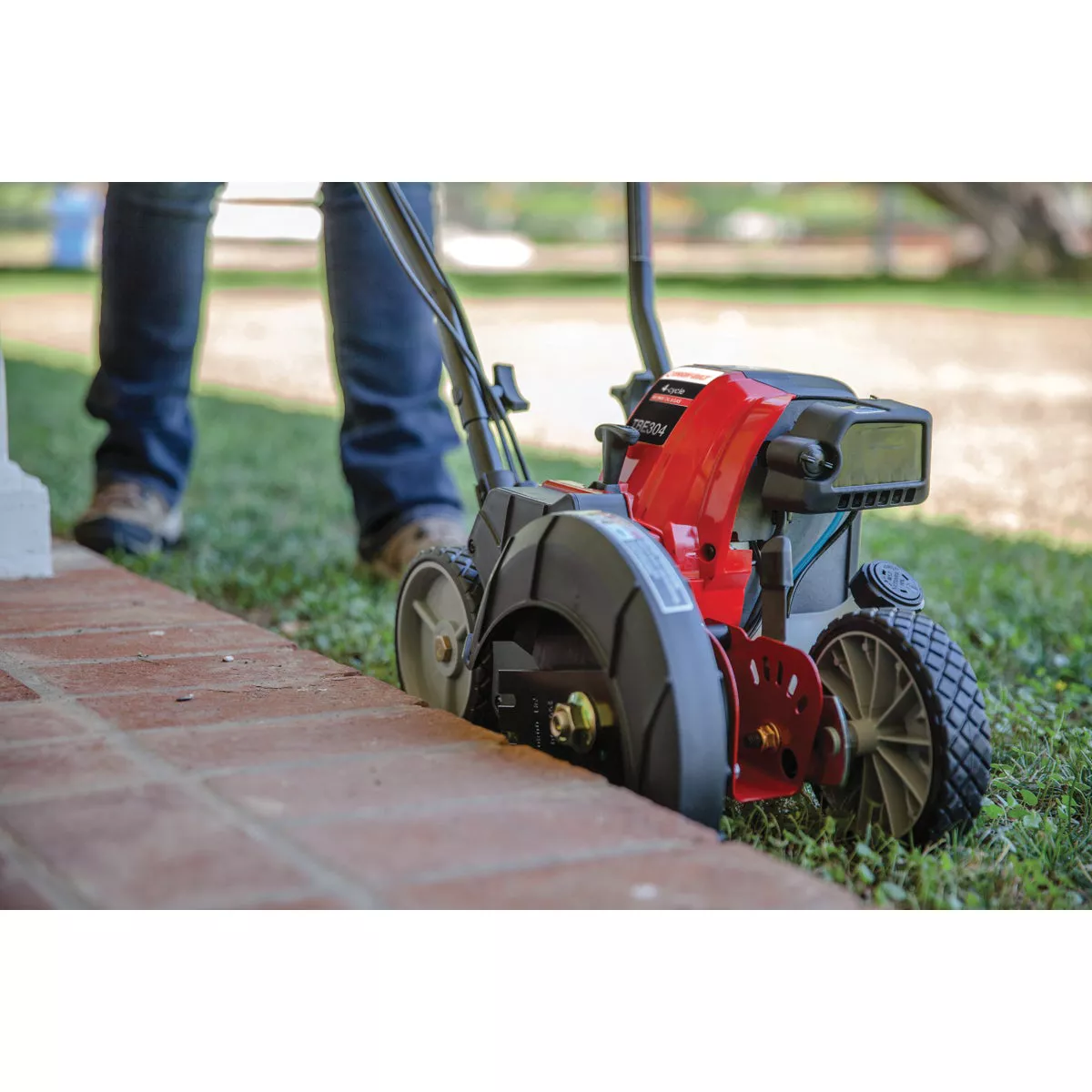 Troy-Bilt TBE304 9 In. 30cc 4-Cycle Gas Edger - photo 5