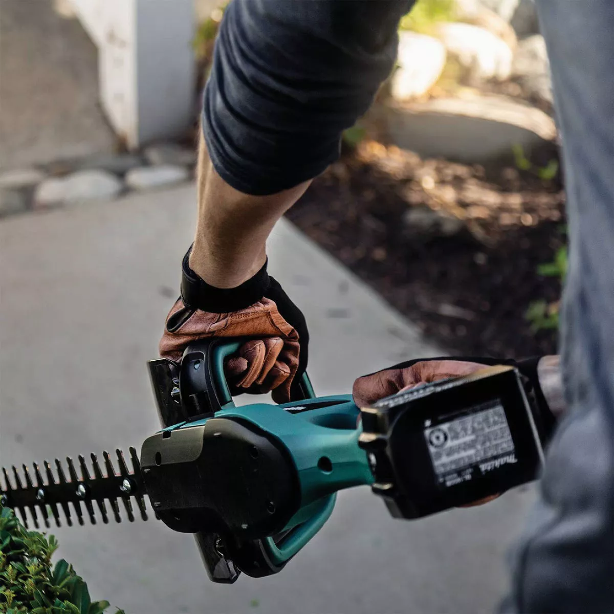Makita 22 In. 18V LXT Lithium-Ion Cordless Hedge Trimmer - photo 11