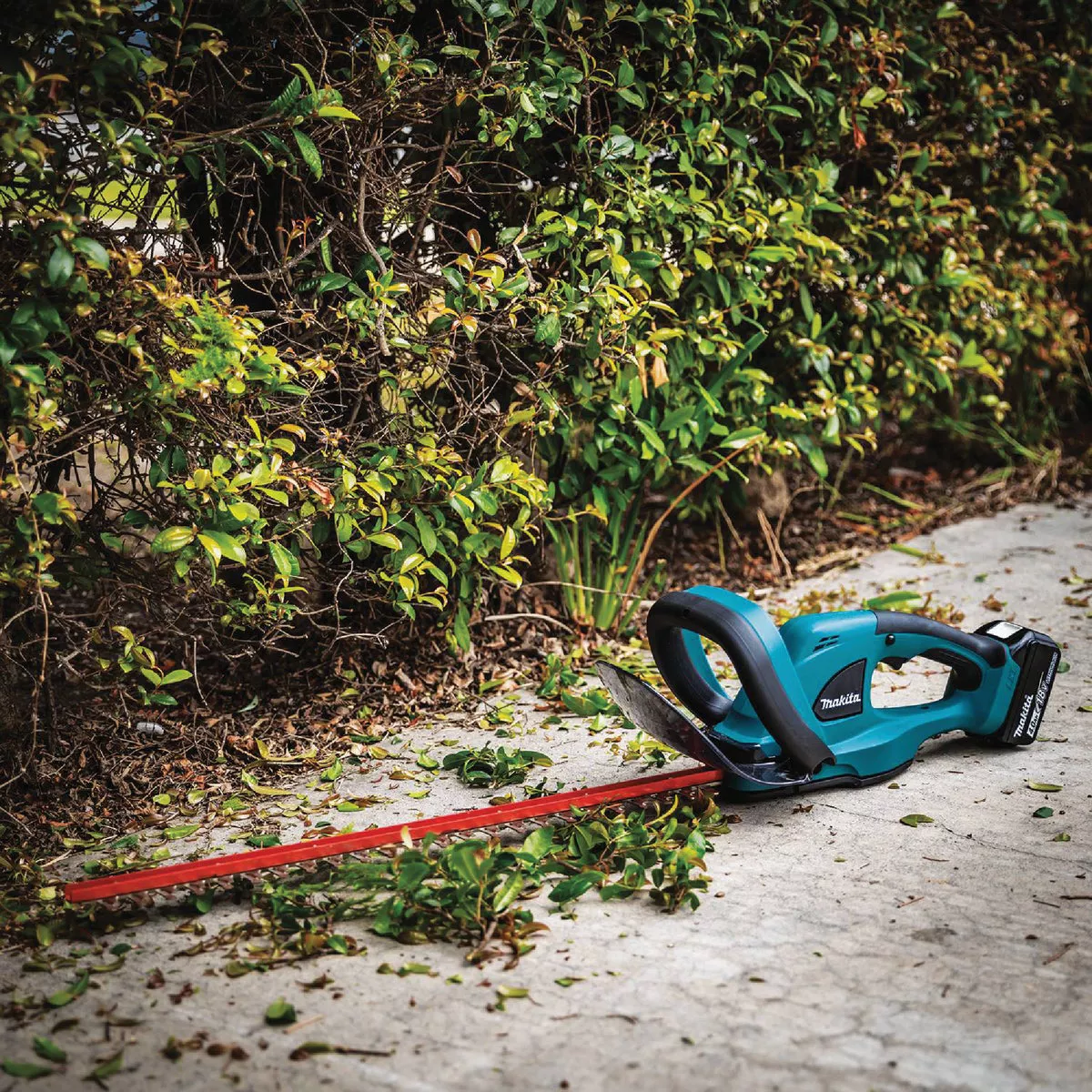 Makita 22 In. 18V LXT Lithium-Ion Cordless Hedge Trimmer - photo 12
