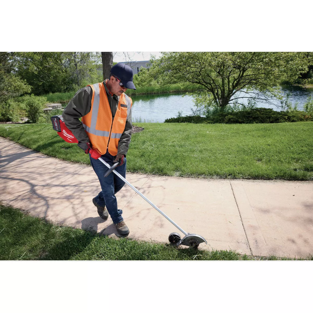 Milwaukee M18 Fuel 8 In. Cordless Edger (Tool Only) - photo 2