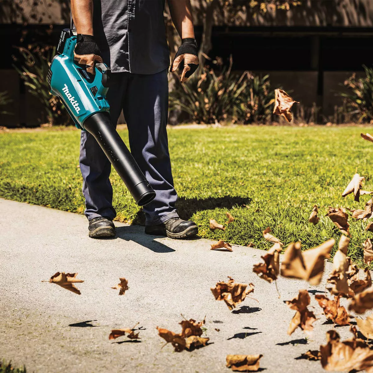 Makita 116 MPH 459 CFM 18V LXT Lithium-Ion Brushless Cordless Blower Kit - photo 4