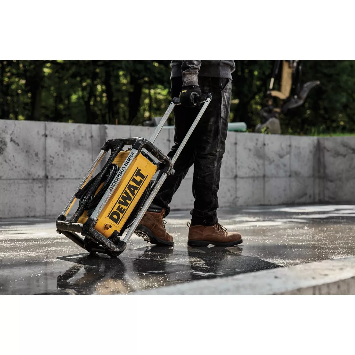 DEWALT 2100 psi 1.2 GPM Cold Water Compact Electric Jobsite Pressure Washer - photo 3