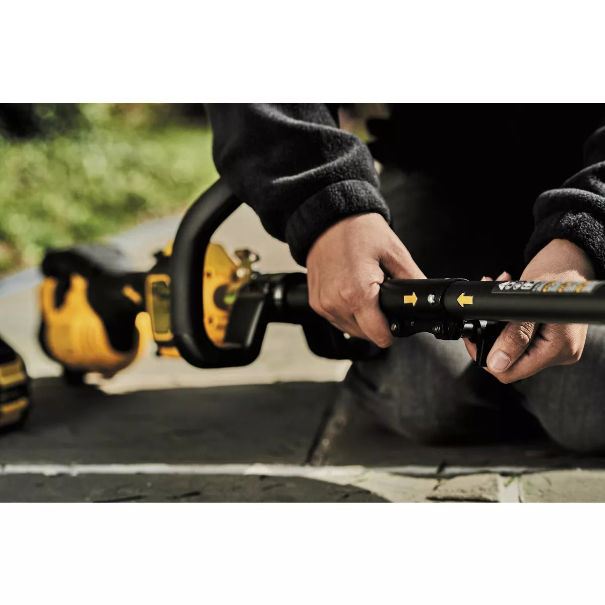 DEWALT FLEXVOLT 60V MAX Brushless Attachment Capable Cordless String Trimmer Kit with FLEXVOLT 3.0 Ah Battery & Charger - photo 2