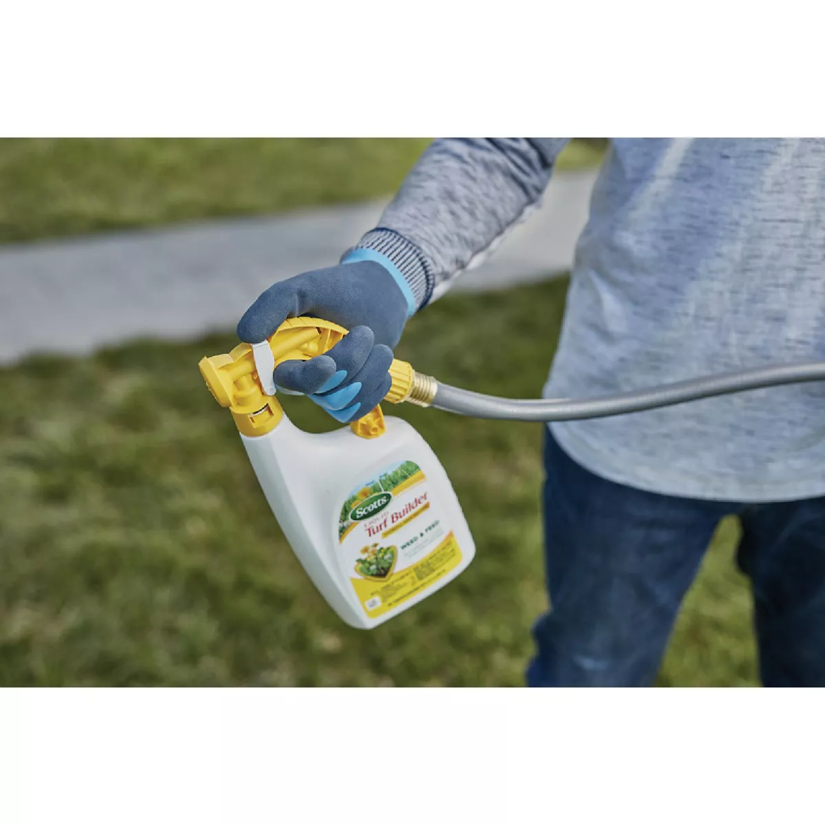 Scotts Turf Builder Weed & Feed 32 Oz. 6000 Sq. Ft. Liquid Lawn Fertilizer with Plus 2 Weed Control - photo 3