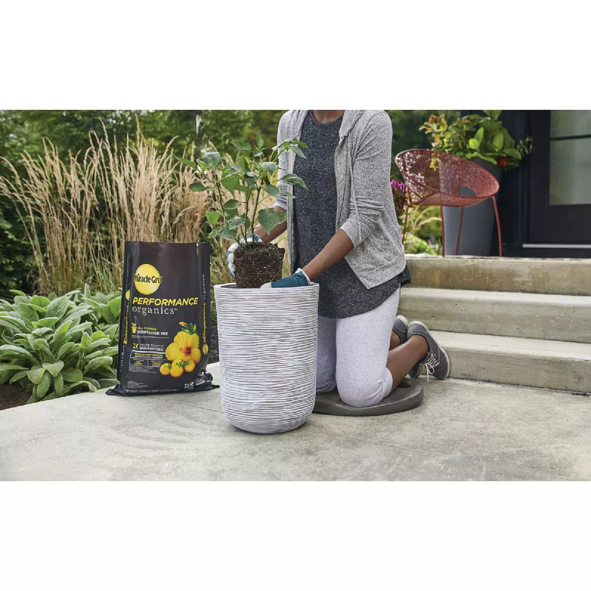 Miracle-Gro Performance Organics 16 Qt. All Purpose Container Mix - photo 4