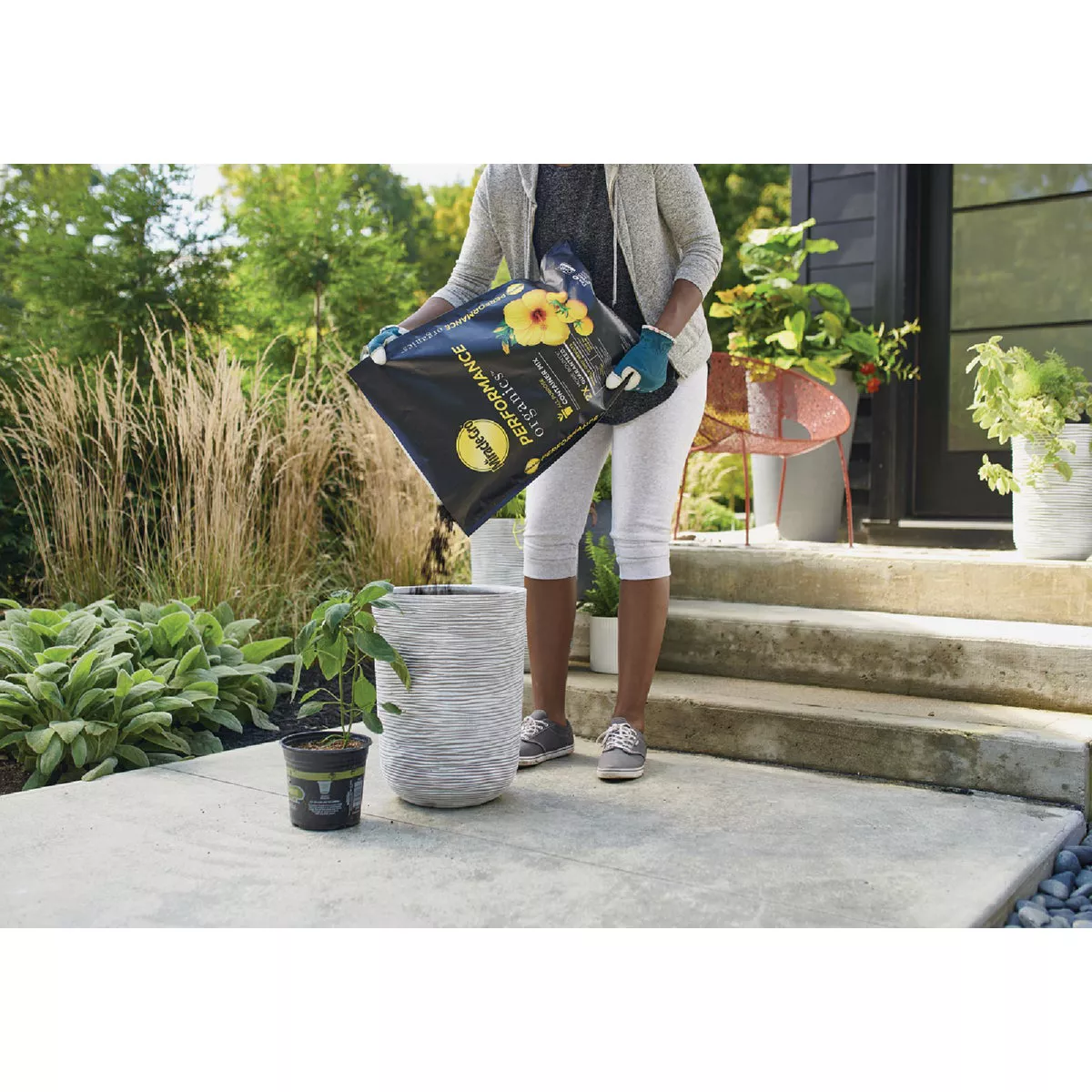 Miracle-Gro Performance Organics 16 Qt. All Purpose Container Mix - photo 6
