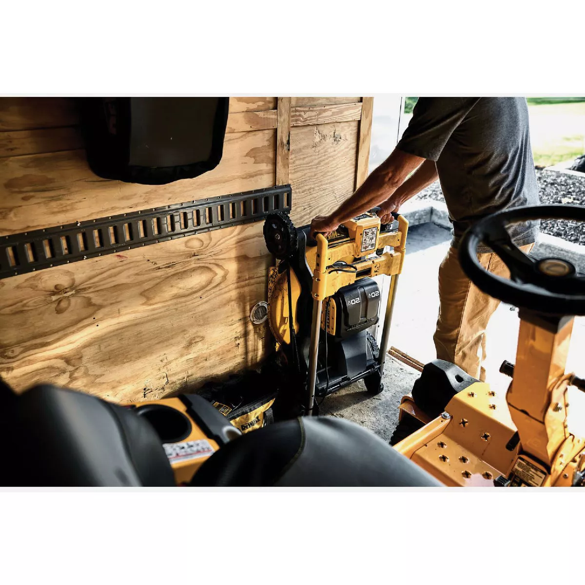 DEWALT 20V MAX 21 In. Brushless Push Dual Battery Cordless Lawn Mower Kit with (2) 10.0 Ah Batteries & Charger - photo 8