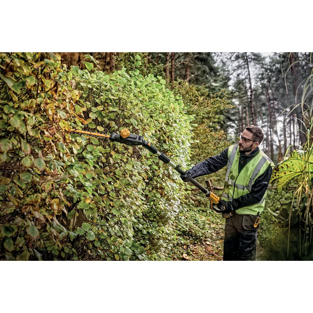 DEWALT 20V MAX Cordless Pole Hedge Trimmer Kit with 4.0 Ah Battery & Charger - photo 2
