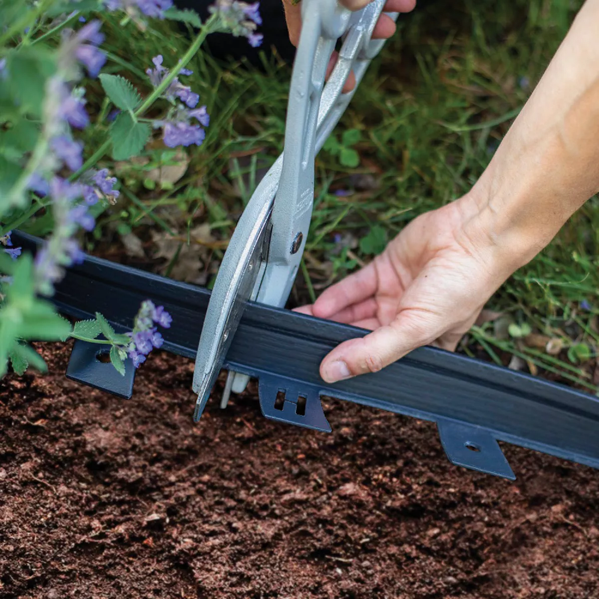 Master Mark Dig-Free 1.5 In. H. x 25 Ft. L. Black Recycled Plastic No Dig Landscape Edging - photo 5