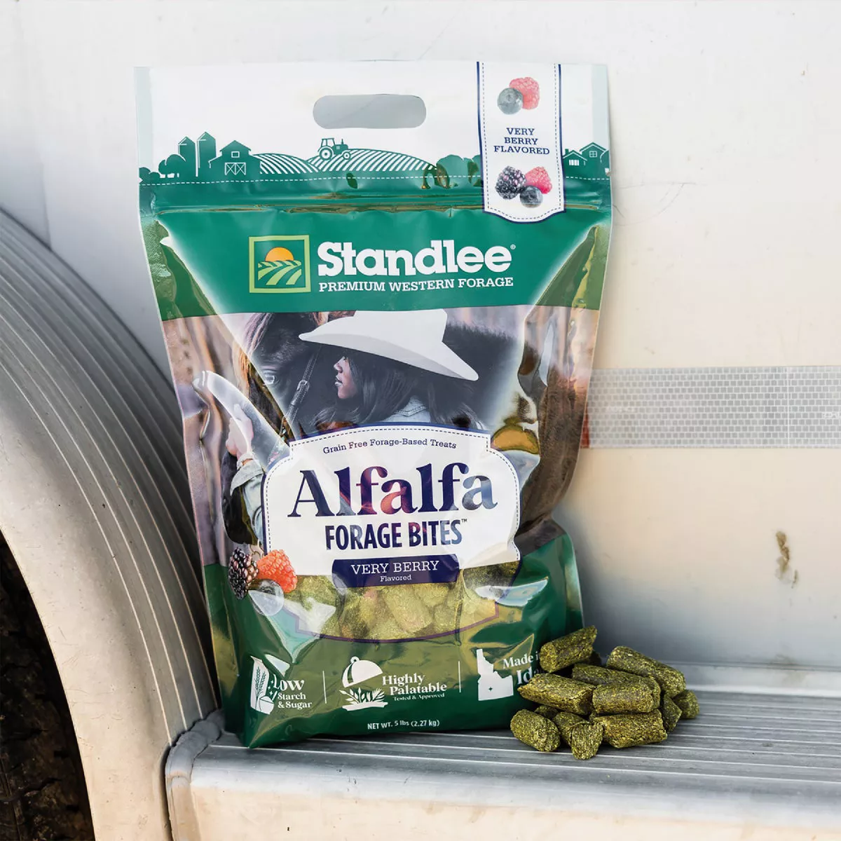 Standlee Premium Western Forage 5 Lb. Very Berry Flavored Alfalfa Forage Bites - photo 3