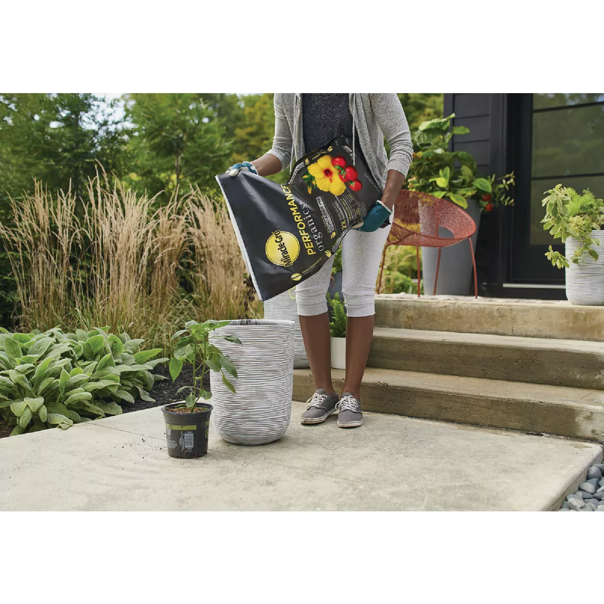 Miracle-Gro Performance Organics 1 Cu. Ft. All Purpose Container Mix - photo 6