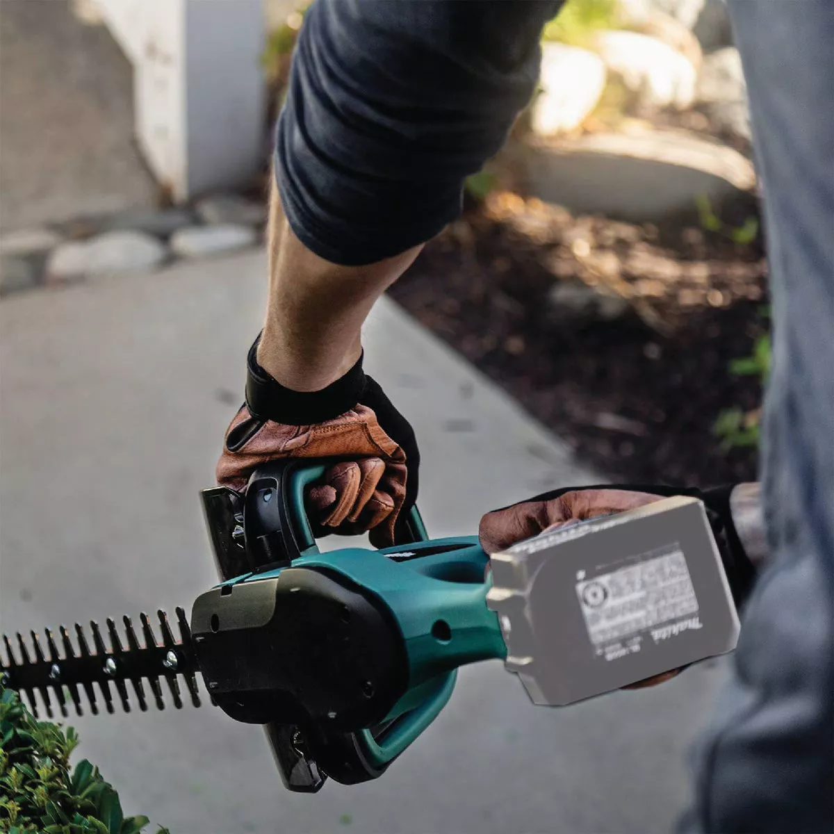 Makita 22 In. 18V LXT Lithium-Ion Cordless Hedge Trimmer (Tool Only) - photo 4