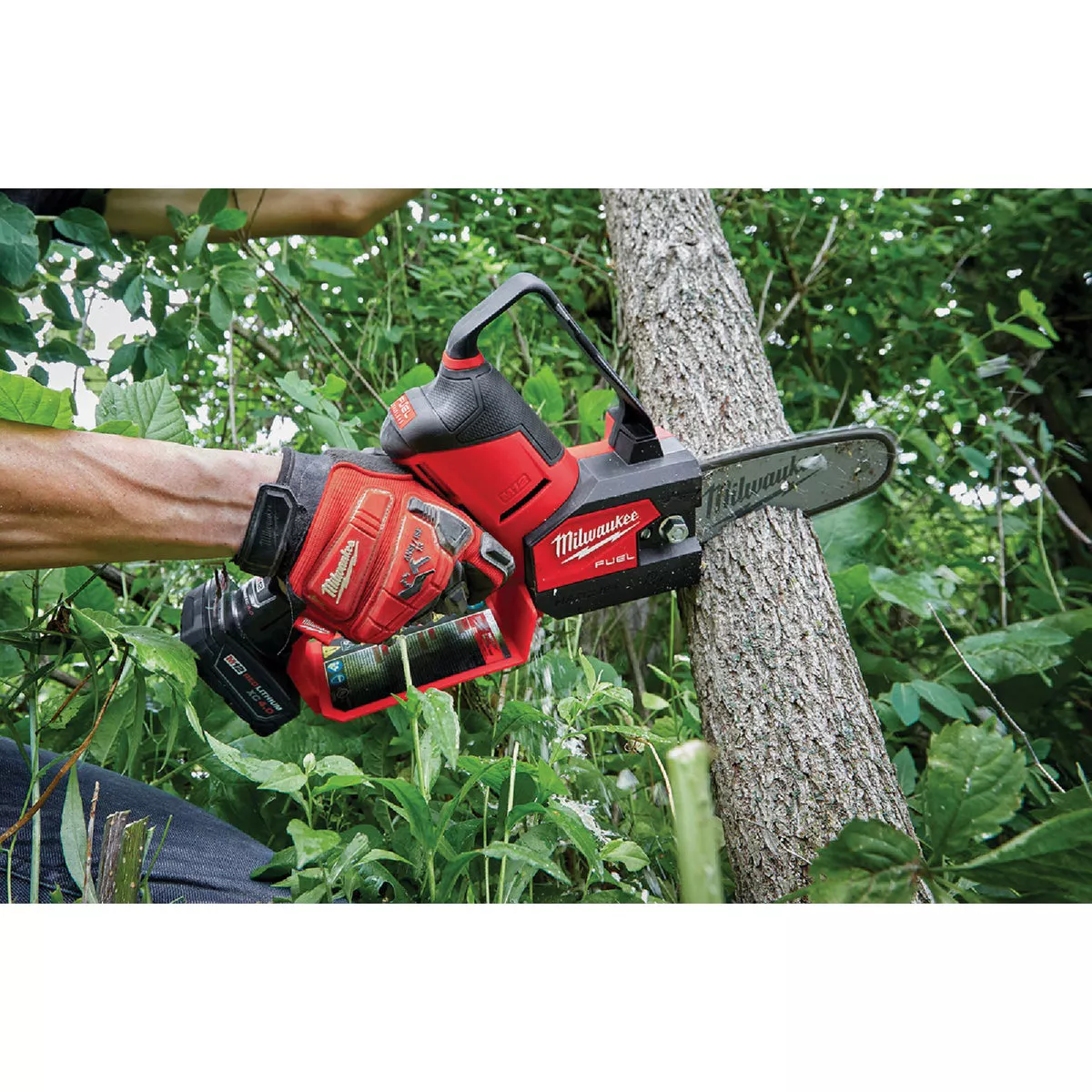 Milwaukee M12 FUEL HATCHET Brushless 6 In. Cordless Pruning Saw Kit with 4.0 Ah Battery & Charger - photo 10