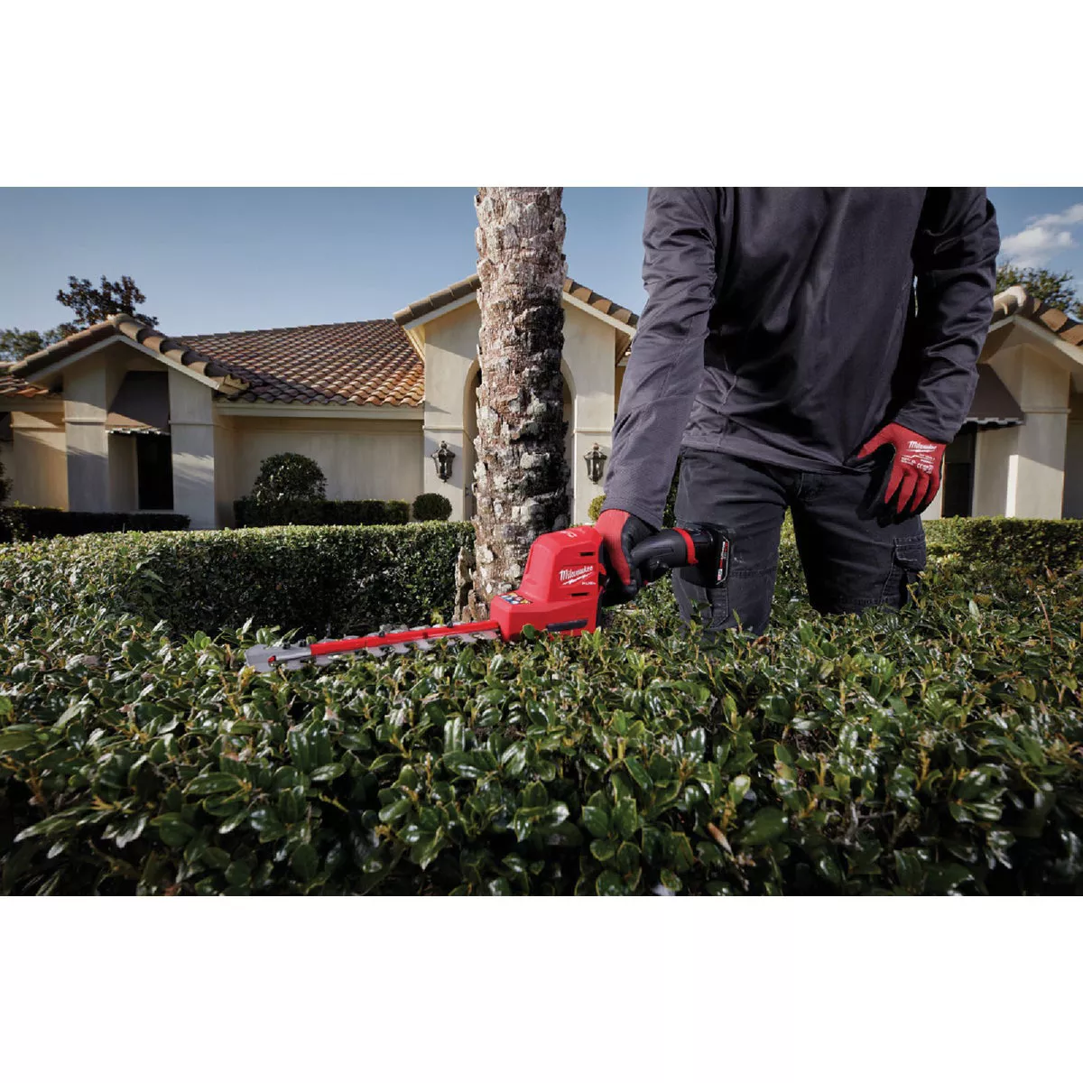 Milwaukee M12 FUEL 8 In. Cordless Hedge Trimmer Kit with 4.0 Ah Battery & Charger - photo 6