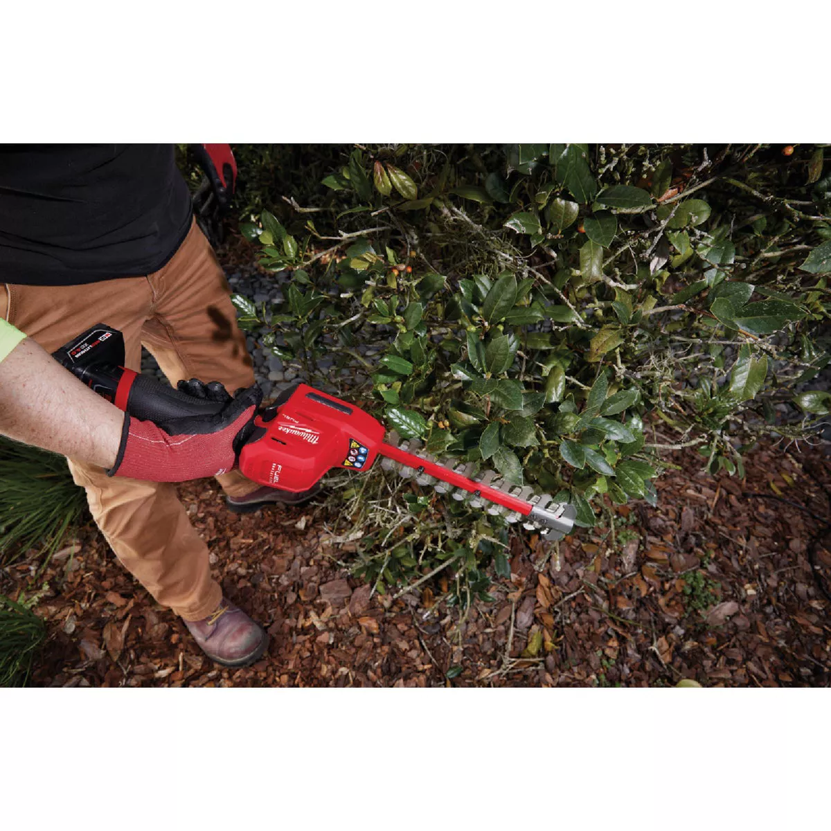 Milwaukee M12 FUEL 8 In. Cordless Hedge Trimmer Kit with 4.0 Ah Battery & Charger - photo 7