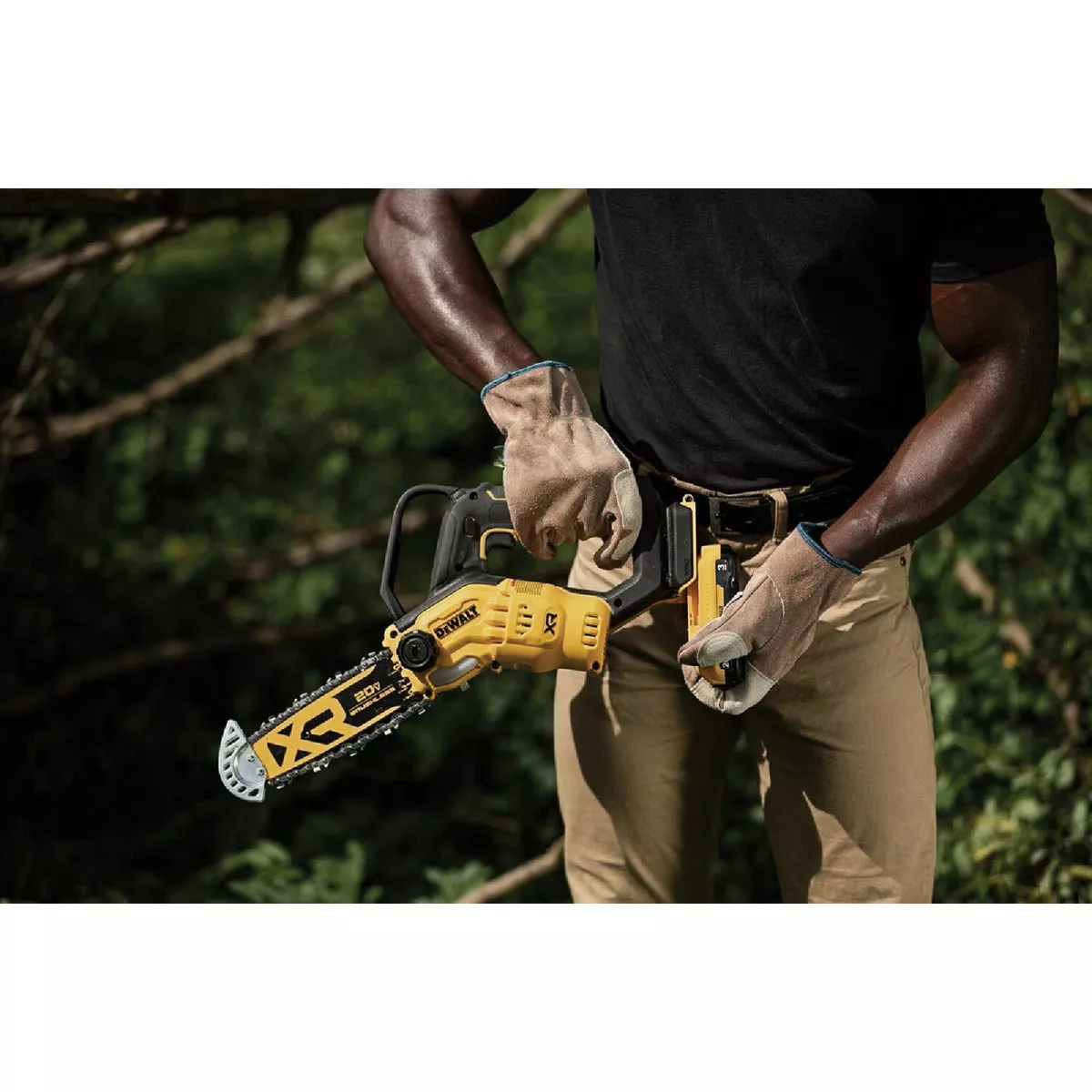 DEWALT 20V MAX Brushless 8 In. Cordless Pruning Chainsaw Kit with 3.0 Ah Battery & Charger - photo 4