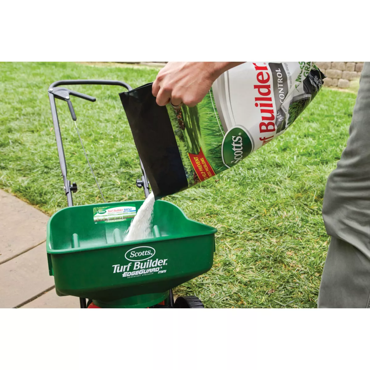 Scotts Turf Builder 25 Lb. 5000 Sq. Ft. Moss Control & Lawn Fertilizer - photo 3