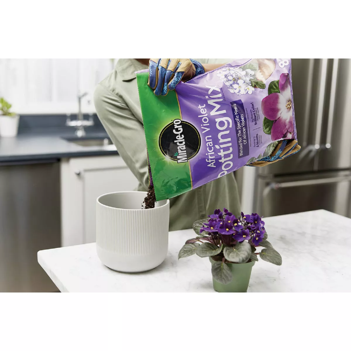 Miracle-Gro 8 Qt. African Violet Potting Mix - photo 5