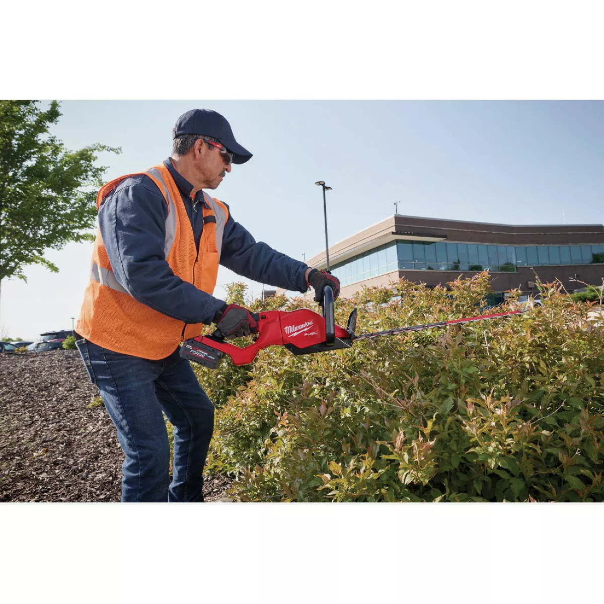 Milwaukee M18 FUEL 30 In. Hedge Trimmer - photo 2