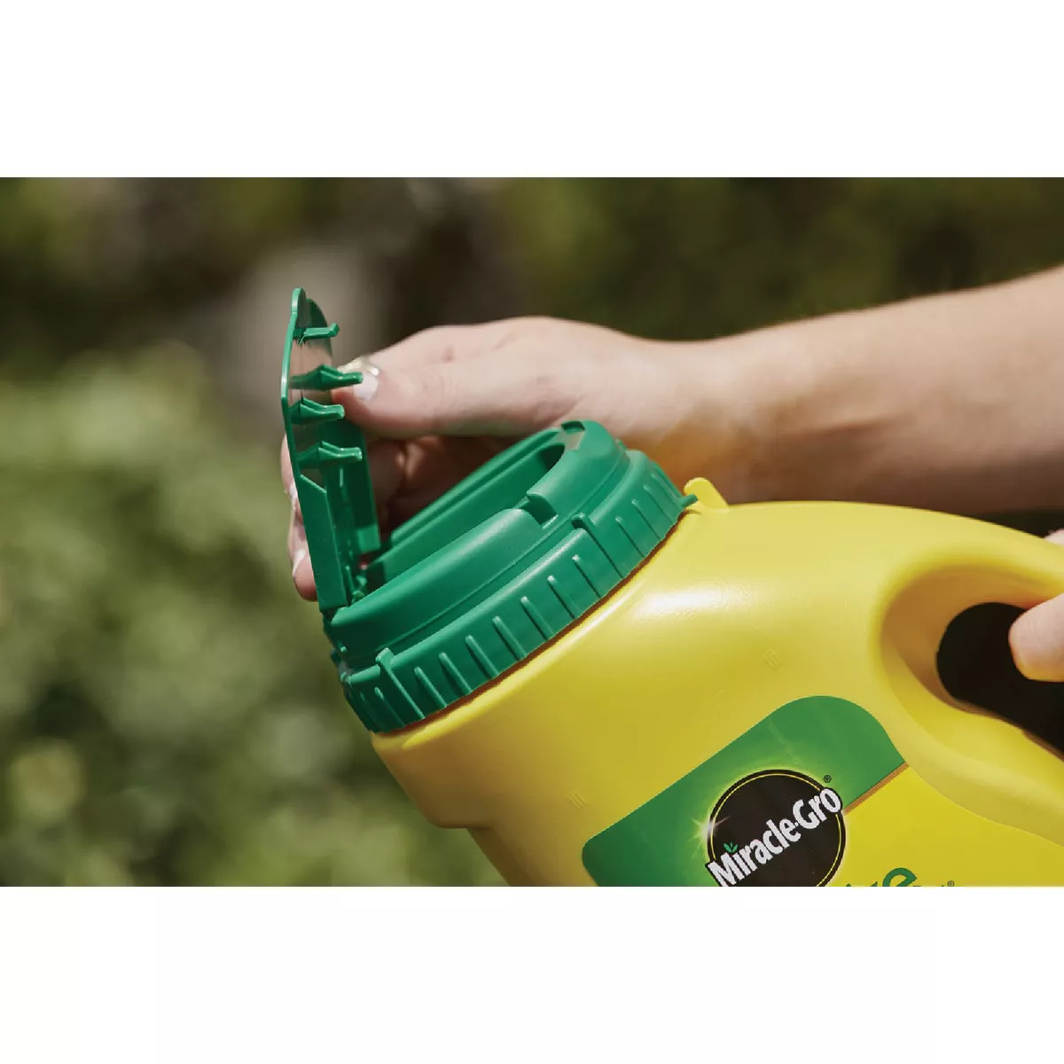 Miracle-Gro Shake 'n Feed 4.5 Lb. All Purpose Plant Food Plus Weed Preventer - photo 3