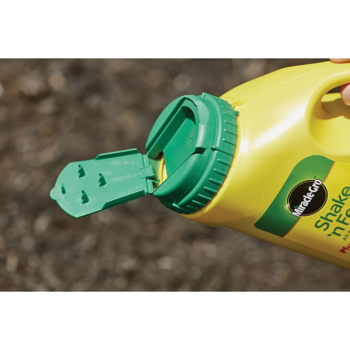 Miracle-Gro Shake 'n Feed 4.5 Lb. All Purpose Plant Food Plus Weed Preventer - photo 4