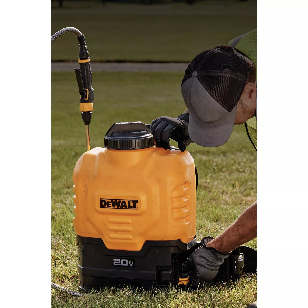DeWalt 4 Gal. Battery Operated Backpack Sprayer (Tool Only) - photo 9