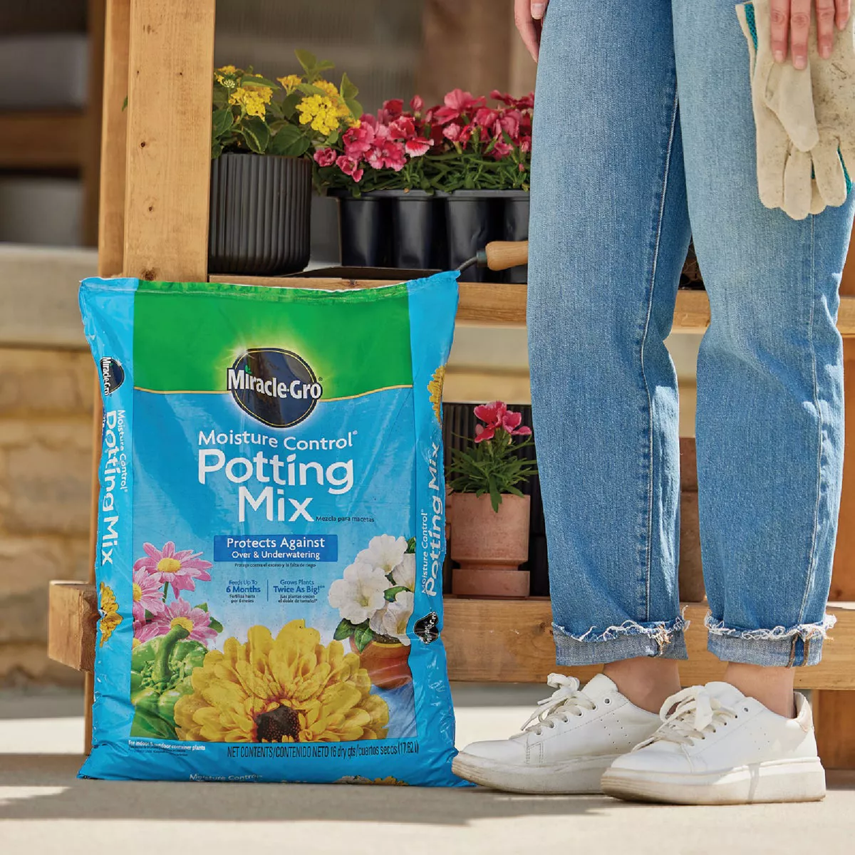 Miracle-Gro Moisture Control 16 Qt. Potting Mix - photo 3