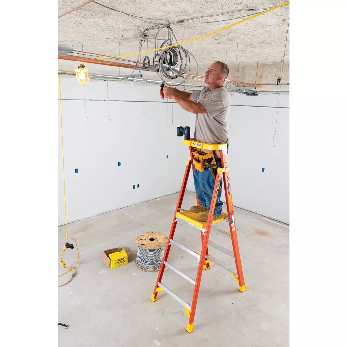 Werner 10 Ft. Reach Fiberglass Podium Ladder with 300 Lb. Load Capacity Type IA Ladder Rating - photo 3