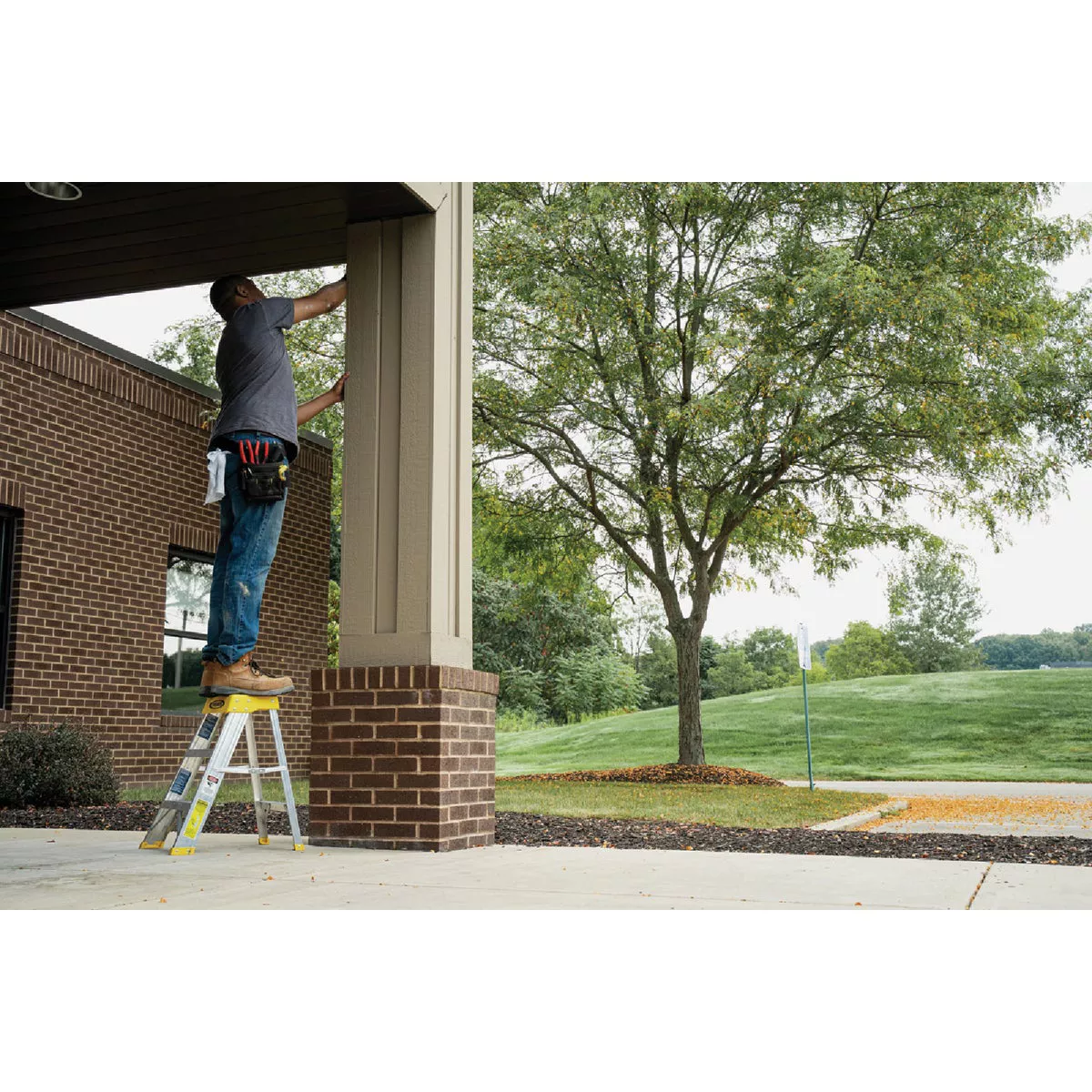 Werner 2 Ft. Aluminum Step Stool with 300 Lb. Load Capacity Type IA Ladder Rating - photo 4