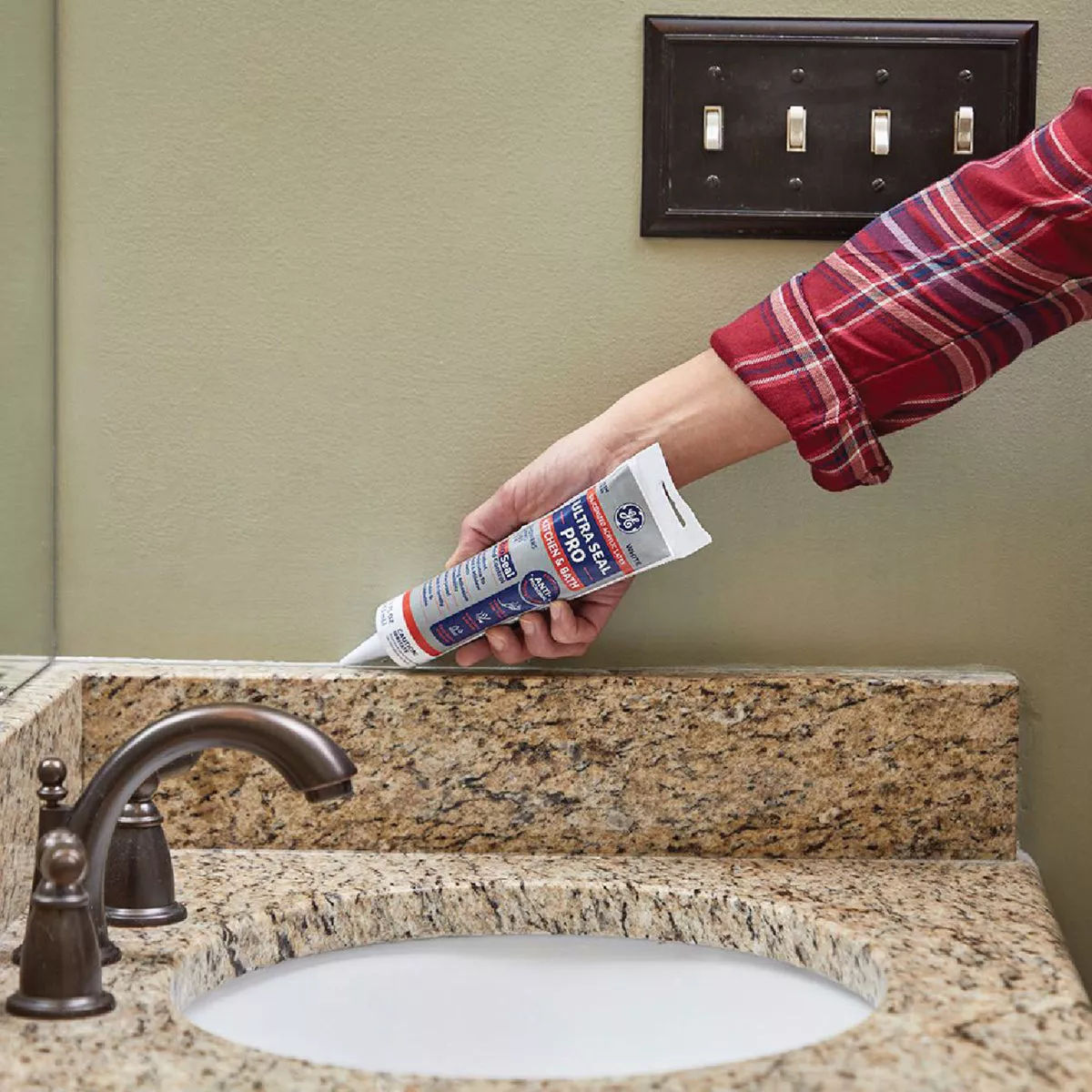 GE Ultra Seal Pro 5.5 Oz. White Siliconized Acrylic Latex Kitchen & Bath Caulk - photo 4