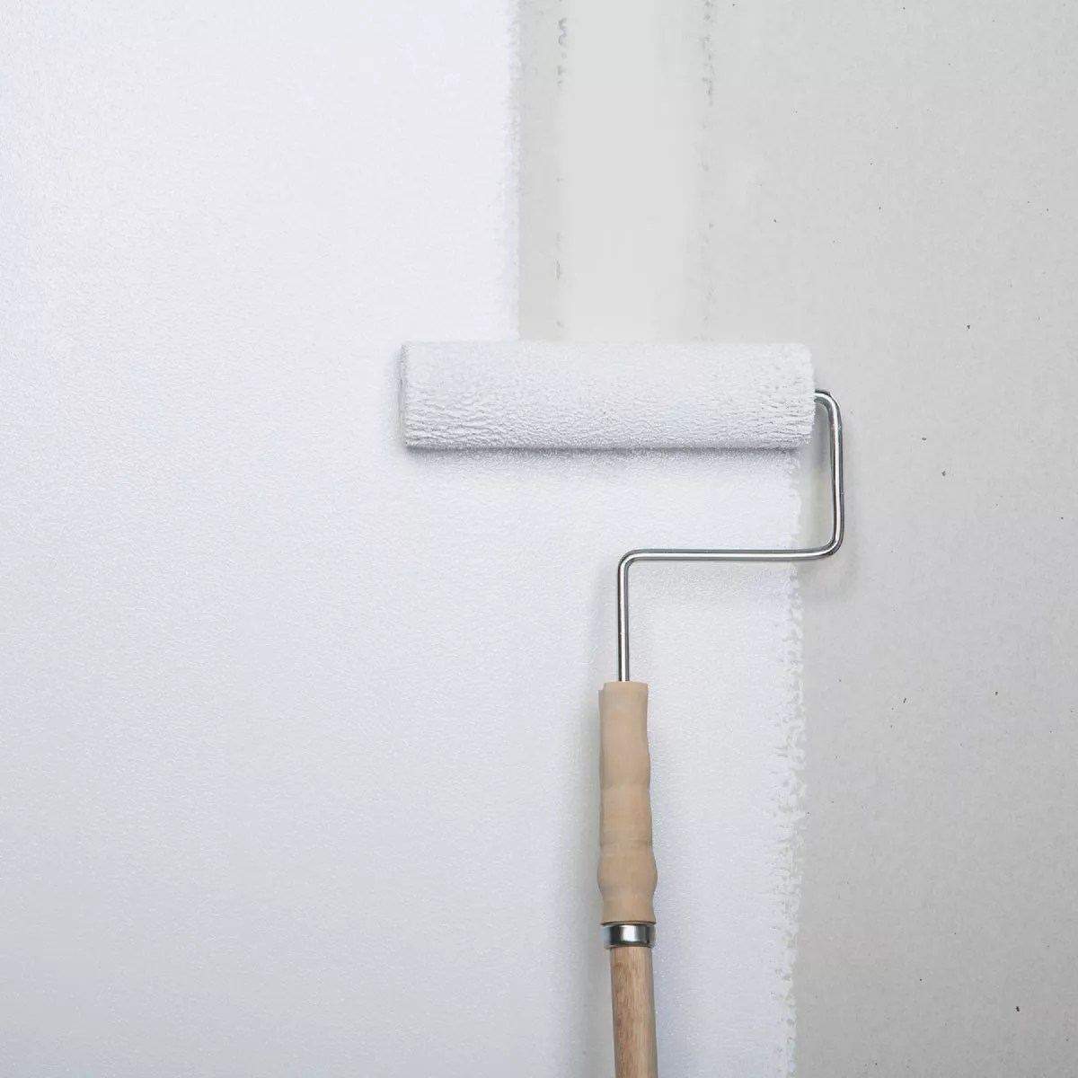 Zinsser Bulls Eye 1-2-3 Water-Base Interior/Exterior Stain Blocking Primer, White, 5 Gal. - photo 4