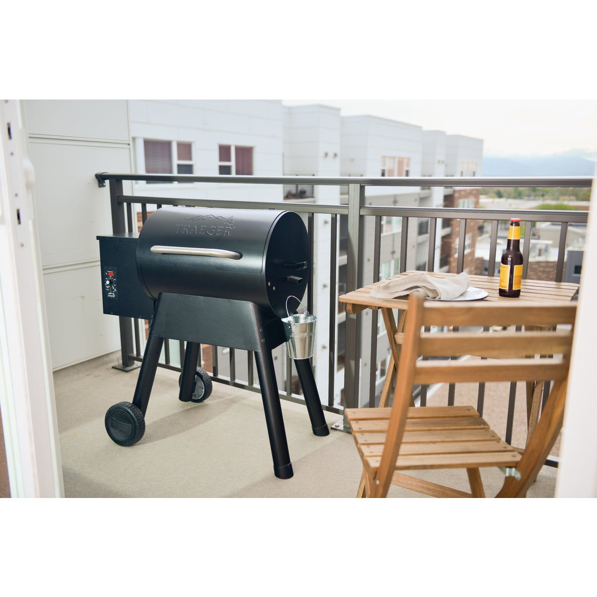 Traeger Bronson 20 Black 19 500 BTU 300 Sq. In. Wood Pellet Grill Do it Best