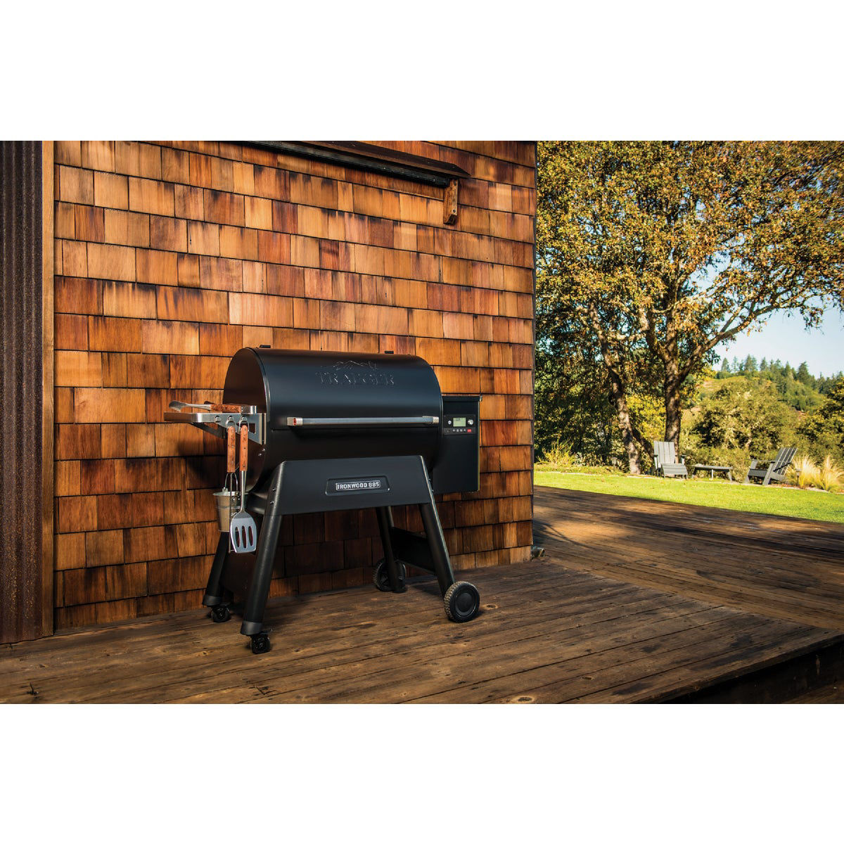 Traeger Ironwood 885 Black 38,000 BTU 885 Sq. In. Wood Pellet Grill with  Pellet Sensor | Do it Best