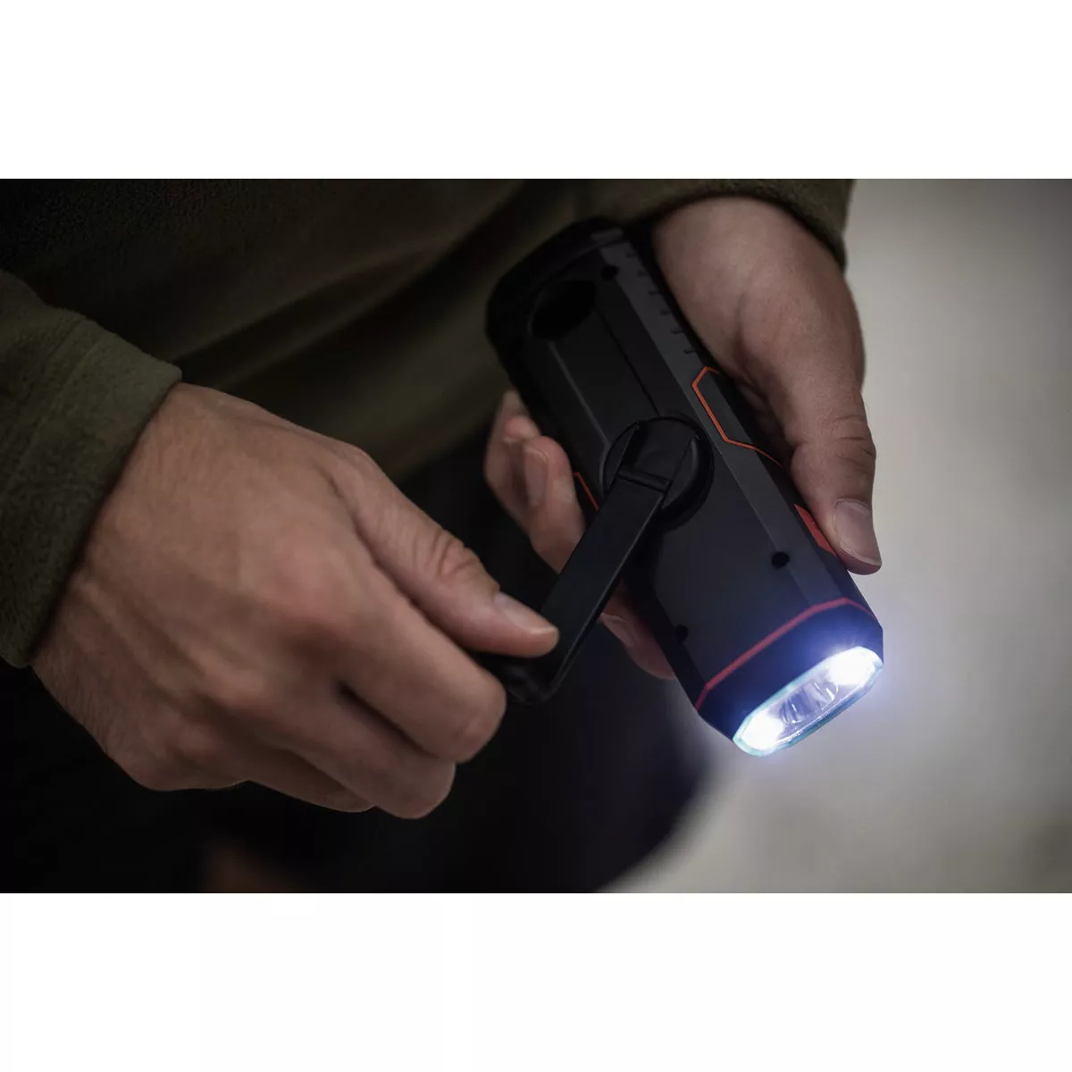 Life Gear Storm Proof LED 100 Lm. Crank Emergency Light and Radio - photo 3